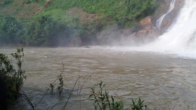 Hàng trăm người tham gia tìm kiếm 3 thanh niên bị nước cuốn mất tích - 1 Hàng trăm người tham gia tìm kiếm 3 thanh niên bị nước cuốn mất tích - 1