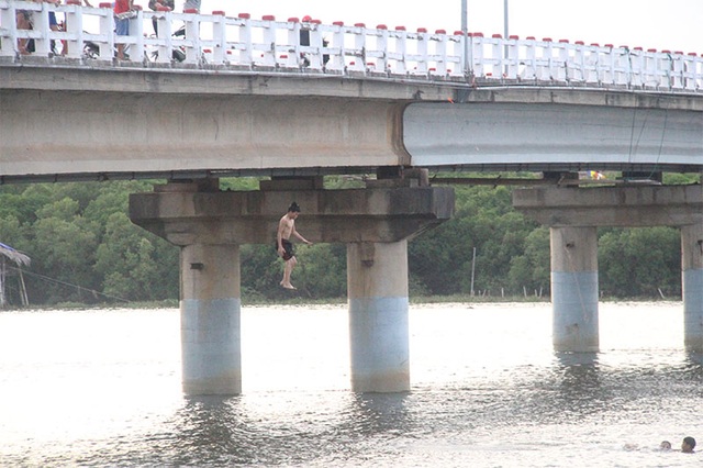 Khiếp đảm chứng kiến những đứa trẻ thi nhau nhảy cầu tắm sông từ độ cao hơn 15m - 2 Khiếp đảm chứng kiến những đứa trẻ thi nhau nhảy cầu tắm sông từ độ cao hơn 15m - 2