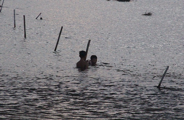 Khiếp đảm chứng kiến những đứa trẻ thi nhau nhảy cầu tắm sông từ độ cao hơn 15m - 9
