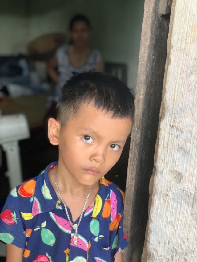 Cậu bé mồ côi cùng ông bà ngoại sống trong căn nhà sắp sập được bạn đọc giúp đỡ gần 90 triệu đồng - 1 Cậu bé mồ côi cùng ông bà ngoại sống trong căn nhà sắp sập được bạn đọc giúp đỡ gần 90 triệu đồng - 1