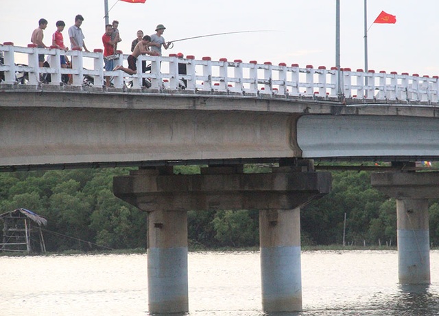 Khiếp đảm chứng kiến những đứa trẻ thi nhau nhảy cầu tắm sông từ độ cao hơn 15m - 3 Khiếp đảm chứng kiến những đứa trẻ thi nhau nhảy cầu tắm sông từ độ cao hơn 15m - 3