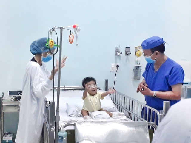 Ông nội hiến gan cứu cháu đích tôn sinh non bị teo đường mật - 2 Ông nội hiến gan cứu cháu đích tôn sinh non bị teo đường mật - 2