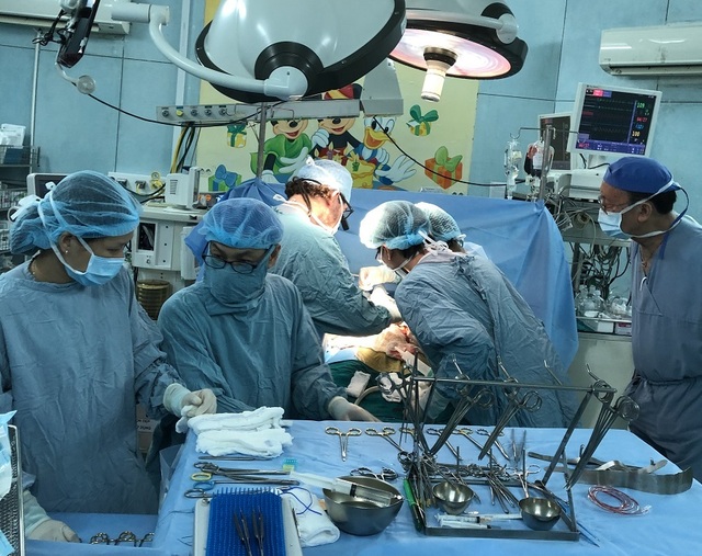 Ông nội hiến gan cứu cháu đích tôn sinh non bị teo đường mật - 1 Ông nội hiến gan cứu cháu đích tôn sinh non bị teo đường mật - 1