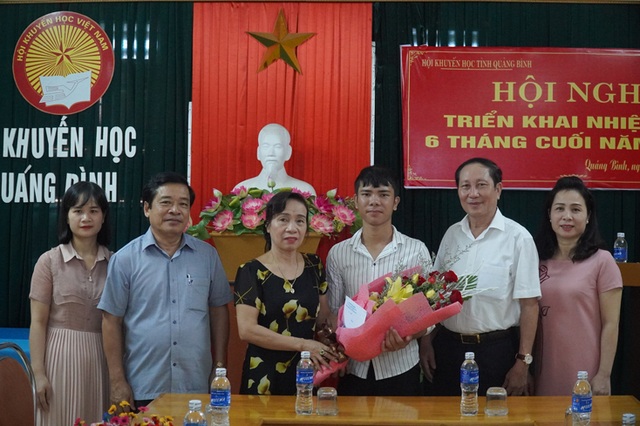 Quảng Bình: Khen thưởng nam sinh giành 2 điểm 10 Lịch sử và Địa lý - 1 Quảng Bình: Khen thưởng nam sinh giành 2 điểm 10 Lịch sử và Địa lý - 1