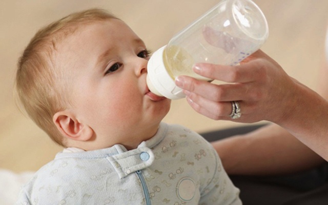 Mẹo hay cho con cai bình bú sữa - 1 Mẹo hay cho con cai bình bú sữa - 1
