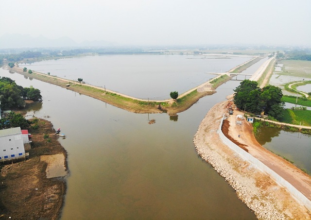Toàn cảnh tuyến đê bê tông khổng lồ ngăn lụt cho nội thành Hà Nội - 3 Toàn cảnh tuyến đê bê tông khổng lồ ngăn lụt cho nội thành Hà Nội - 3