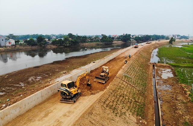 Toàn cảnh tuyến đê bê tông khổng lồ ngăn lụt cho nội thành Hà Nội - 4 Toàn cảnh tuyến đê bê tông khổng lồ ngăn lụt cho nội thành Hà Nội - 4