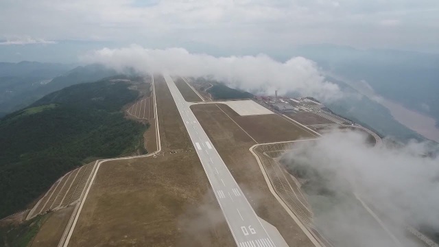 Trung Quốc mở cửa sân bay “nằm trên biển mây” - 2