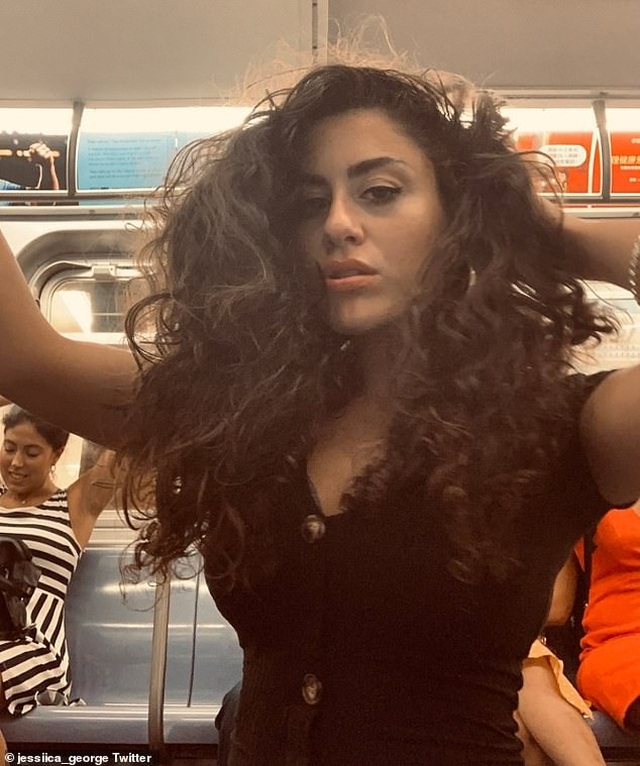 Người phụ nữ tự tin chụp ảnh “tự sướng” trên tàu điện ngầm đông đúc - 4
