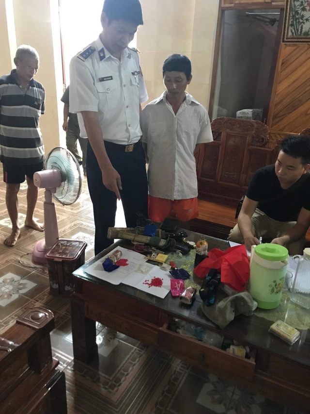 Bắt quả tang người phụ nữ giấu 1 bánh heroin trong bao hoa quả - 2 Bắt quả tang người phụ nữ giấu 1 bánh heroin trong bao hoa quả - 2