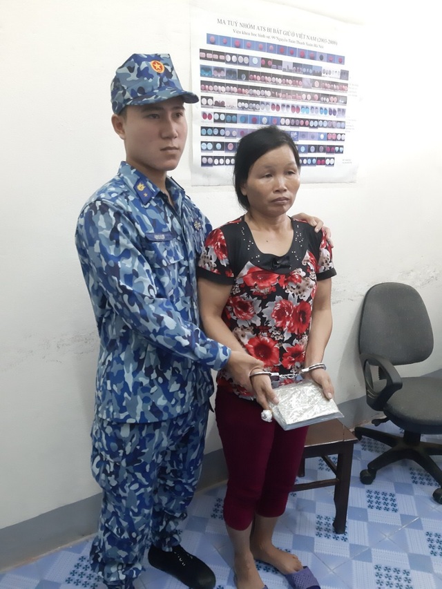 Bắt quả tang người phụ nữ giấu 1 bánh heroin trong bao hoa quả - 1 Bắt quả tang người phụ nữ giấu 1 bánh heroin trong bao hoa quả - 1