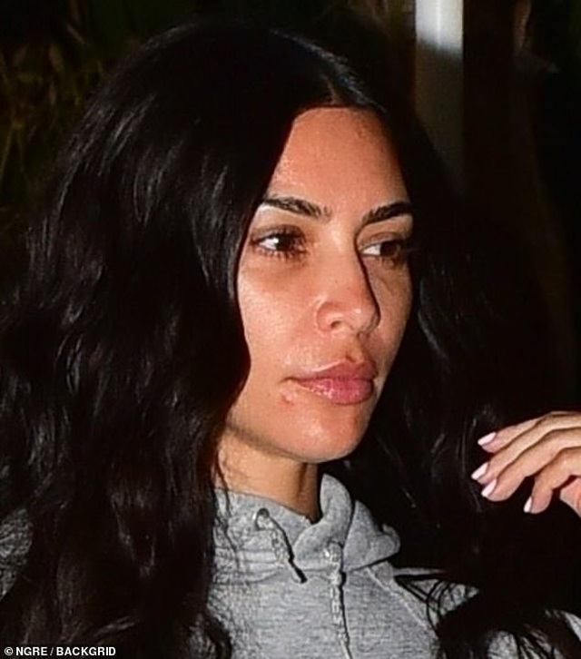 Kim Kardashian bất ngờ để mặt mộc ra phố - 1
