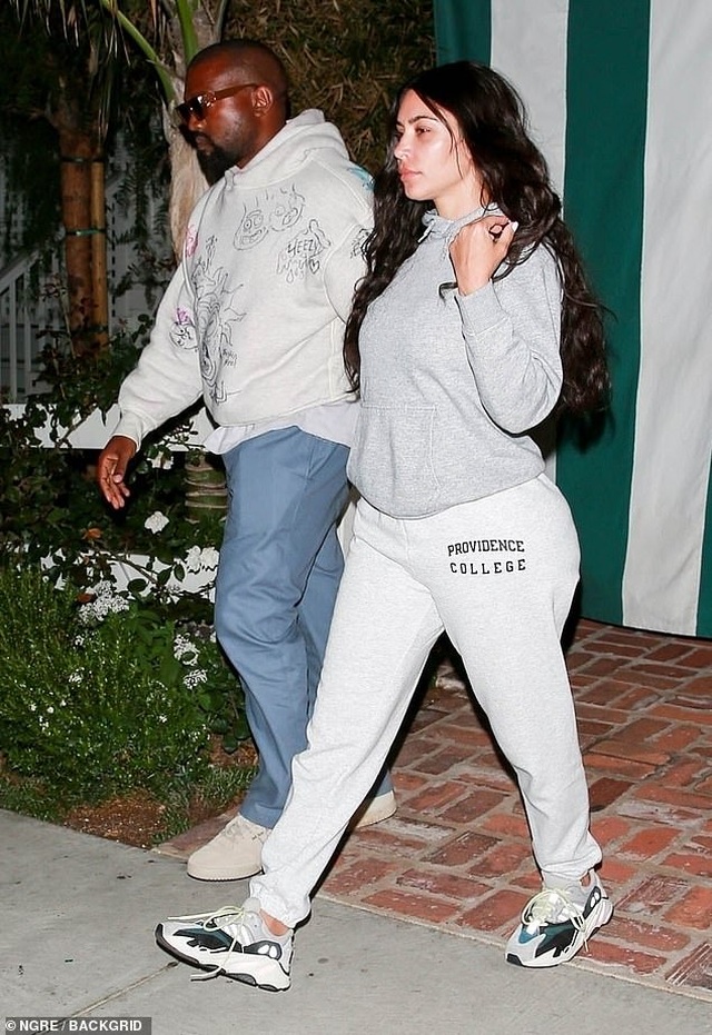 Kim Kardashian bất ngờ để mặt mộc ra phố - 2