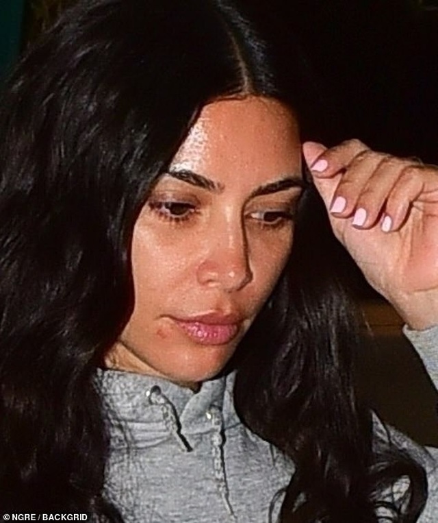Kim Kardashian bất ngờ để mặt mộc ra phố - 3 Kim Kardashian bất ngờ để mặt mộc ra phố - 3