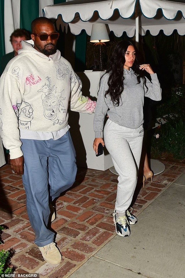 Kim Kardashian bất ngờ để mặt mộc ra phố - 4 Kim Kardashian bất ngờ để mặt mộc ra phố - 4
