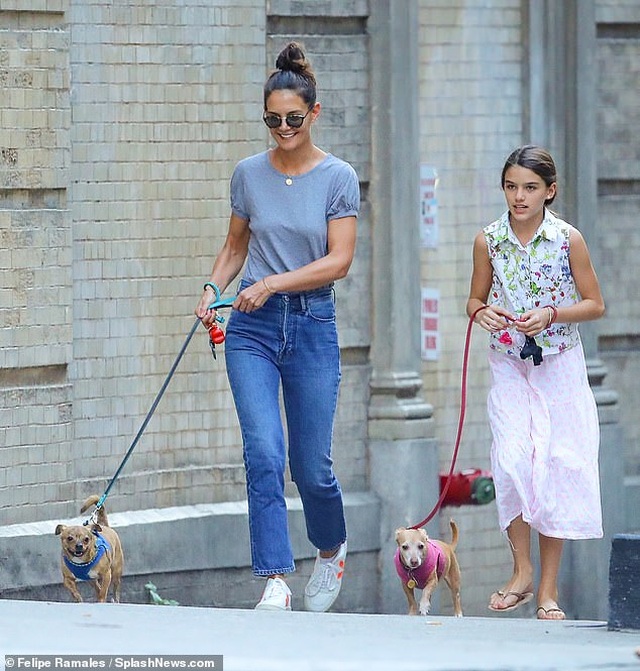 Katie Holmes vui vẻ ra phố sau khi chia tay bạn trai - 1 Katie Holmes vui vẻ ra phố sau khi chia tay bạn trai - 1