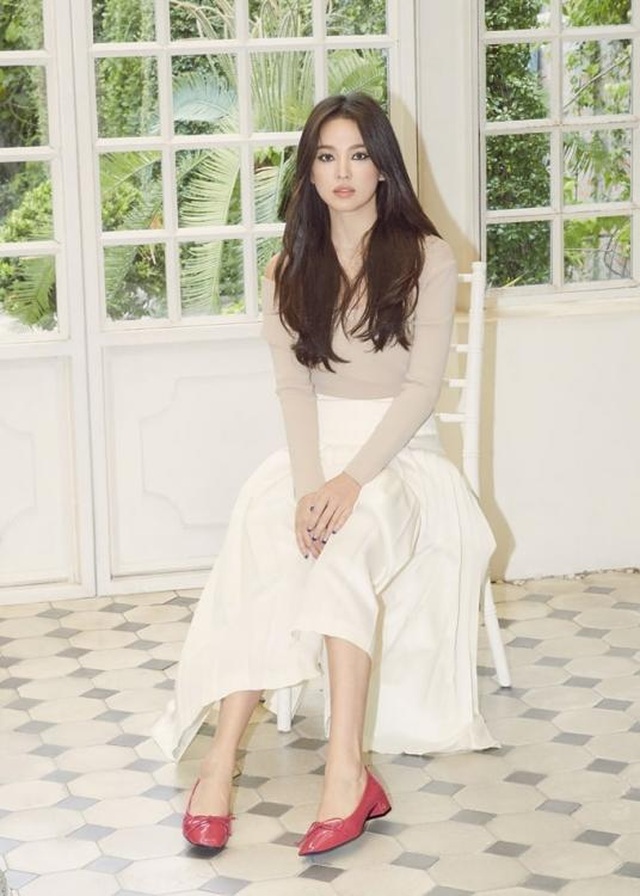 Song Hye Kyo quyến rũ khác lạ với trang điểm mắt mèo - 6 Song Hye Kyo quyến rũ khác lạ với trang điểm mắt mèo - 6