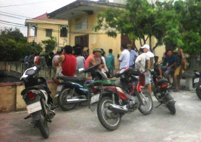 Nghi bắt cóc trẻ em, người đàn ông bị dân bắt giao cho công an - 1 Nghi bắt cóc trẻ em, người đàn ông bị dân bắt giao cho công an - 1