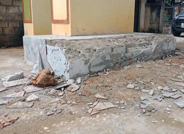 Hàng trăm dân hợp sức truy đuổi, vây bắt hơn 20 tên côn đồ đập phá cổng làng - 1 Hàng trăm dân hợp sức truy đuổi, vây bắt hơn 20 tên côn đồ đập phá cổng làng - 1