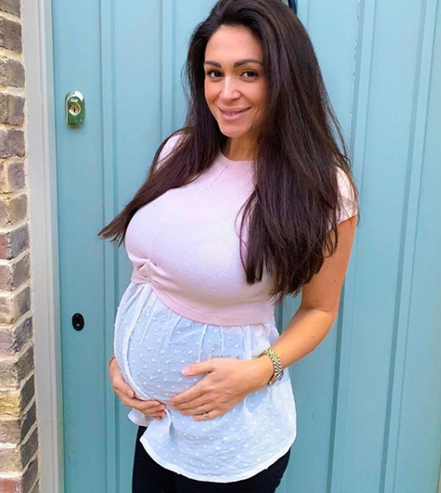 Casey Batchelor bế bụng bầu đi tập yoga - 7 Casey Batchelor bế bụng bầu đi tập yoga - 7