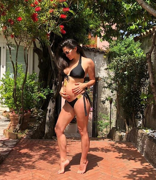 Casey Batchelor bế bụng bầu đi tập yoga - 5 Casey Batchelor bế bụng bầu đi tập yoga - 5