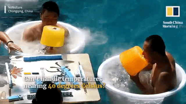 Khách Trung Quốc tắm nước đá, ăn kem khổng lồ nặng 5 kg để tránh nóng - 1 Khách Trung Quốc tắm nước đá, ăn kem khổng lồ nặng 5 kg để tránh nóng - 1