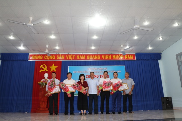 Phó Thủ tướng Trương Hoà Bình tặng quà gia đình chính sách, hộ nghèo - 4 Phó Thủ tướng Trương Hoà Bình tặng quà gia đình chính sách, hộ nghèo - 4
