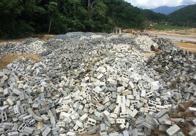 Hối hả san núi, bạt đồi làm nhà cho người dân vùng lũ Sa Ná - 9 Hối hả san núi, bạt đồi làm nhà cho người dân vùng lũ Sa Ná - 9