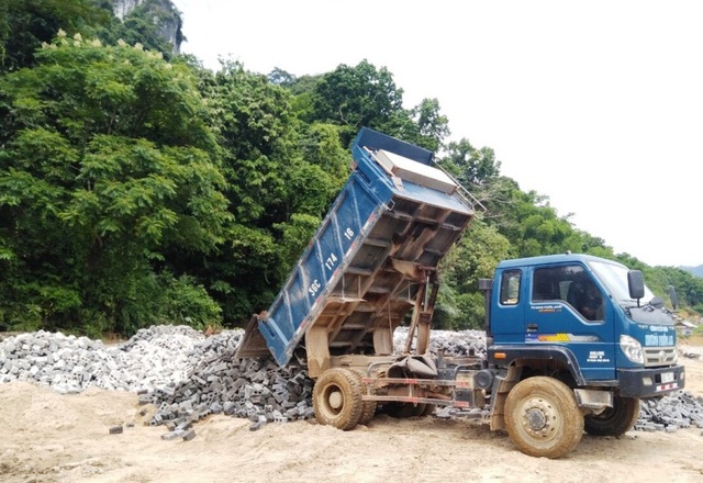 Hối hả san núi, bạt đồi làm nhà cho người dân vùng lũ Sa Ná - 8 Hối hả san núi, bạt đồi làm nhà cho người dân vùng lũ Sa Ná - 8