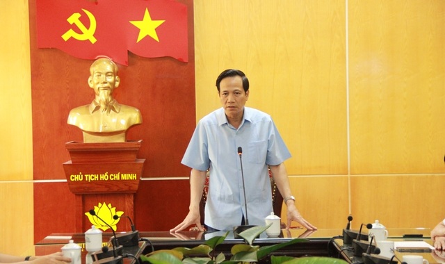 Bộ trưởng Đào Ngọc Dung thăm và tặng quà đồng bào vùng lũ huyện Quan Sơn - 2 Bộ trưởng Đào Ngọc Dung thăm và tặng quà đồng bào vùng lũ huyện Quan Sơn - 2