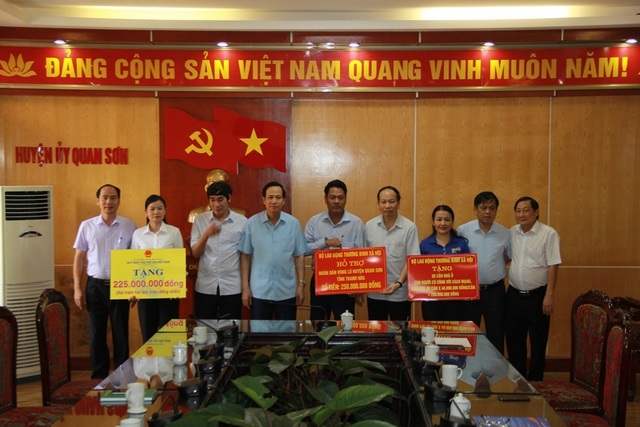 Bộ trưởng Đào Ngọc Dung thăm và tặng quà đồng bào vùng lũ huyện Quan Sơn - 3 Bộ trưởng Đào Ngọc Dung thăm và tặng quà đồng bào vùng lũ huyện Quan Sơn - 3