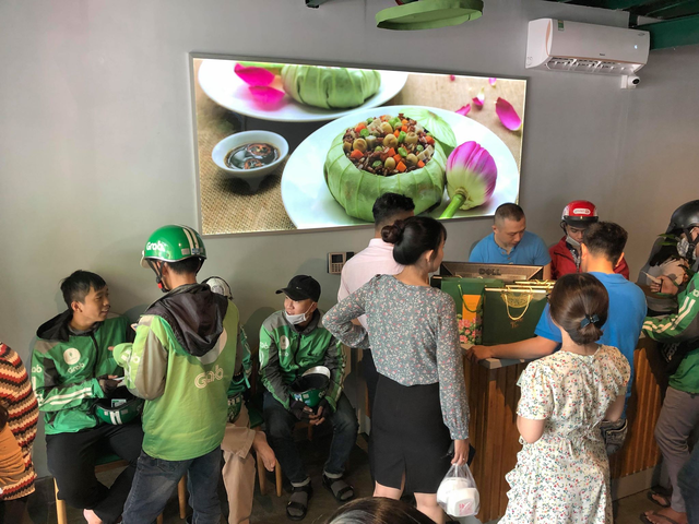 Tải app giao thức ăn, hàng quán hoa mắt vì... bán không xuể - 1 Tải app giao thức ăn, hàng quán hoa mắt vì... bán không xuể - 1