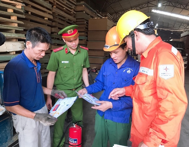 EVN HANOI đẩy mạnh tuyên truyền an toàn điện mùa mưa bão - 1 EVN HANOI đẩy mạnh tuyên truyền an toàn điện mùa mưa bão - 1