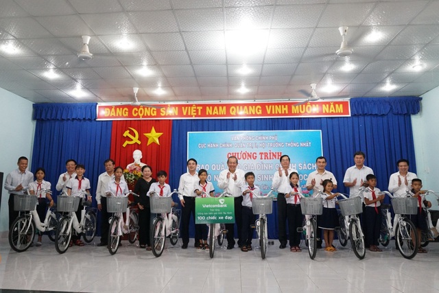 Phó Thủ tướng Trương Hoà Bình tặng quà gia đình chính sách, hộ nghèo - 1 Phó Thủ tướng Trương Hoà Bình tặng quà gia đình chính sách, hộ nghèo - 1