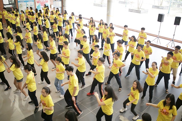 Top 10 Đại sứ trường Ams cùng nhảy flashmob đón tân binh - 8