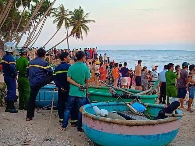 Đang khẩn trương tìm kiếm 4 du khách bị cuốn trôi trên biển Bình Thuận - 1 Đang khẩn trương tìm kiếm 4 du khách bị cuốn trôi trên biển Bình Thuận - 1