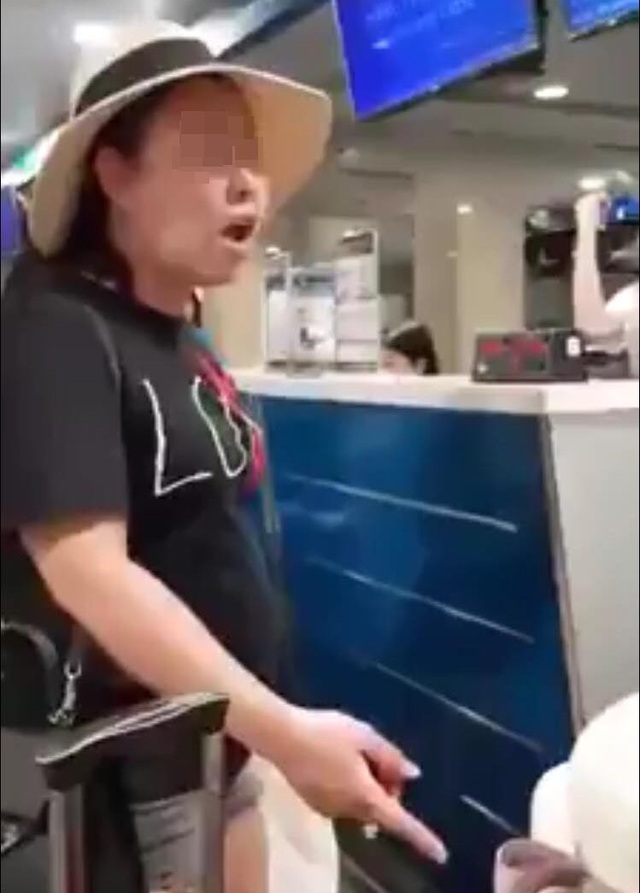 Nữ hành khách gây “náo loạn” sân bay vì không được miễn cước hành lý - 1 Nữ hành khách gây “náo loạn” sân bay vì không được miễn cước hành lý - 1