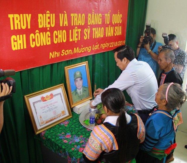 Trao bằng Tổ quốc ghi công tới gia đình liệt sĩ Thao Văn Súa - 2 Trao bằng Tổ quốc ghi công tới gia đình liệt sĩ Thao Văn Súa - 2
