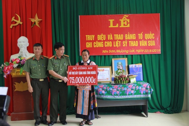 Trao bằng Tổ quốc ghi công tới gia đình liệt sĩ Thao Văn Súa - 5 Trao bằng Tổ quốc ghi công tới gia đình liệt sĩ Thao Văn Súa - 5