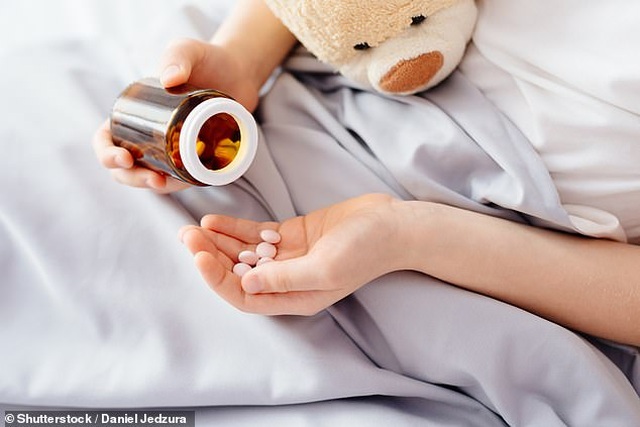 Cho trẻ dùng kháng sinh để điều trị ho và cảm lạnh dễ làm trẻ ốm thêm - 1 Cho trẻ dùng kháng sinh để điều trị ho và cảm lạnh dễ làm trẻ ốm thêm - 1