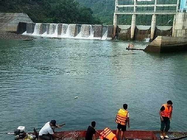 Xả lũ làm chết người, 2 nhân viên nhà máy thủy điện bị khởi tố - 1 Xả lũ làm chết người, 2 nhân viên nhà máy thủy điện bị khởi tố - 1