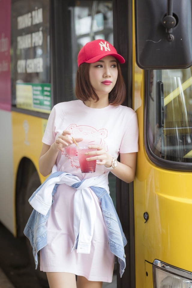“Tình cũ” của Quốc Trường phanh áo khoe ngực đầy, eo thon như gái 18 - 4 “Tình cũ” của Quốc Trường phanh áo khoe ngực đầy, eo thon như gái 18 - 4