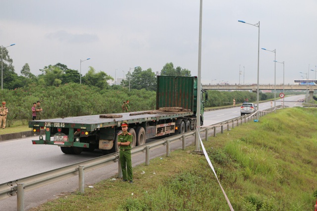 Hoàn tất thực nghiệm hiện trường vụ xe container đâm Innova đi lùi trên cao tốc - 1 Hoàn tất thực nghiệm hiện trường vụ xe container đâm Innova đi lùi trên cao tốc - 1