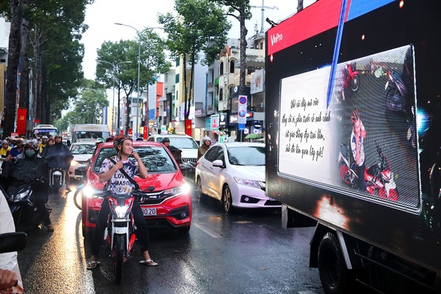 Độc đáo: Xe ô tô biết…tâm sự trên đường phố - 1 Độc đáo: Xe ô tô biết…tâm sự trên đường phố - 1