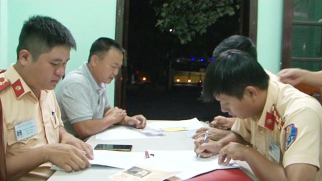 Vượt ẩu trong hầm Hải Vân, tài xế lĩnh phạt 2,5 triệu đồng - 3 Vượt ẩu trong hầm Hải Vân, tài xế lĩnh phạt 2,5 triệu đồng - 3
