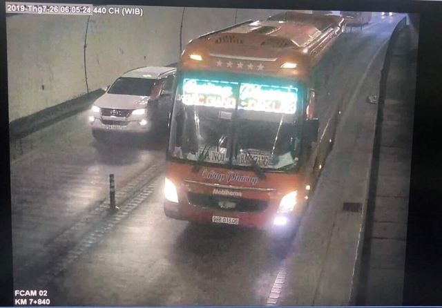 Vượt ẩu trong hầm Hải Vân, tài xế lĩnh phạt 2,5 triệu đồng - 4 Vượt ẩu trong hầm Hải Vân, tài xế lĩnh phạt 2,5 triệu đồng - 4