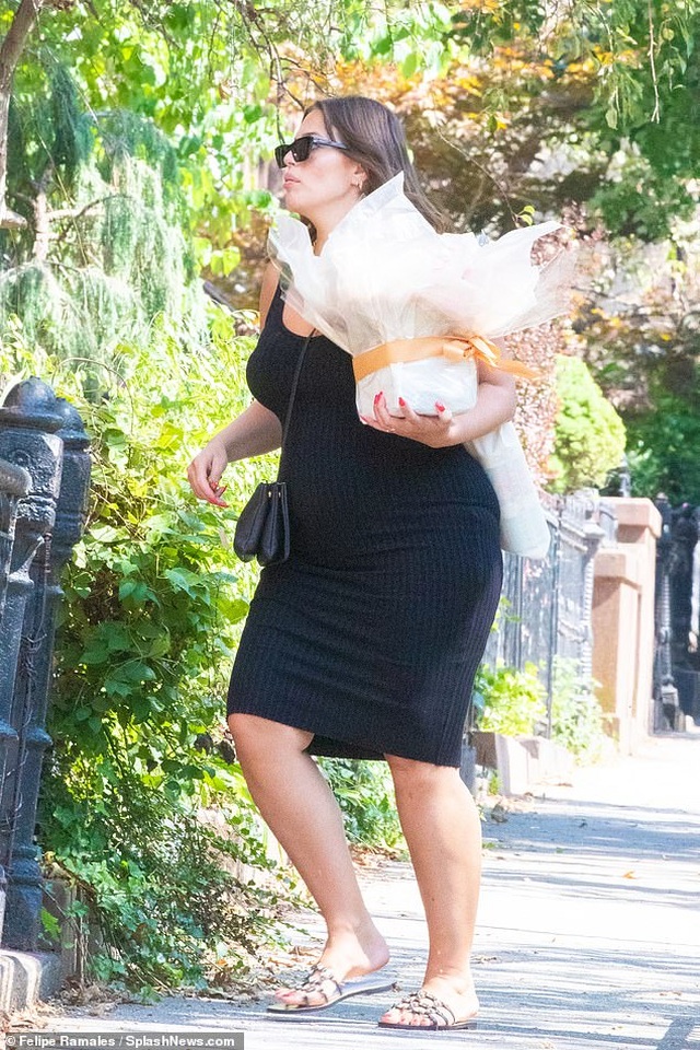 Ashley Graham lần đầu lộ bụng bầu - 3 Ashley Graham lần đầu lộ bụng bầu - 3