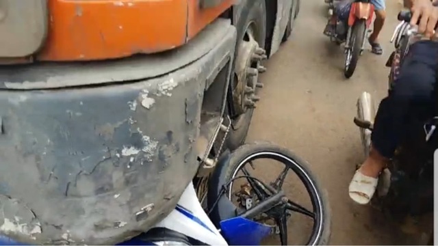 Va chạm xe container, trung úy công an tử vong - 1 Va chạm xe container, trung úy công an tử vong - 1