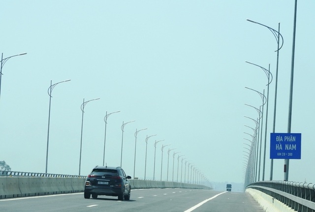 Cây cầu 3.000 tỷ nối 2 tỉnh đêm nào cũng... nửa sáng, nửa tối - 1 Cây cầu 3.000 tỷ nối 2 tỉnh đêm nào cũng... nửa sáng, nửa tối - 1