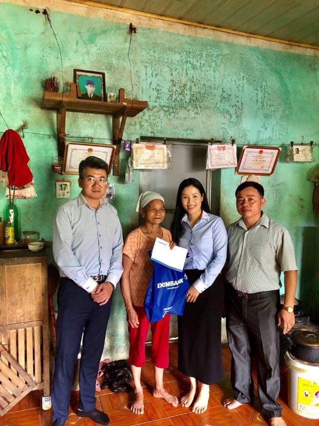 Eximbank thăm hỏi và tri ân mẹ Việt Nam anh hùng, gia đình liệt sỹ tỉnh Hòa Bình - 2 Eximbank thăm hỏi và tri ân mẹ Việt Nam anh hùng, gia đình liệt sỹ tỉnh Hòa Bình - 2